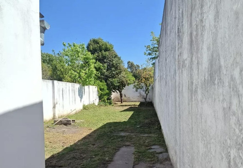 Casa En Venta En Azul, Buenos Aires, Con Amplio Patio Y Excelente Ubicación