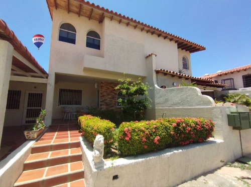 Re/max 2mil Vende Townhouse En Manantial De Los Robles, Los Robles, Mun. Maneiro, Isla De Margarita, Edo. Nueva Esparta