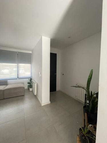 Dúplex En Venta - 3 Dormitorios 3 Baños - 162,83mts2 - Villa Udaondo, Ituzaingó