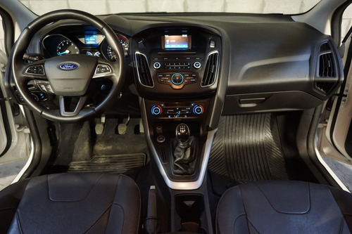 Ford Focus 4p 2.0 Mt Se-carhaus