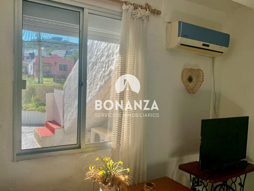 Casa En Venta En Piriápolis Punta Fría Con Vista Al Mar Y A Los Cerro. A 150 Metros De La Rambla