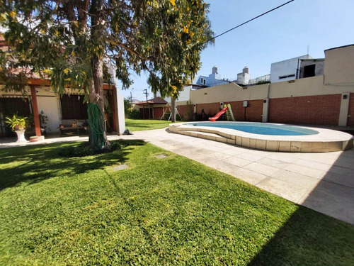 Importante Chalet Sobre 2 Lotes El Palomar.