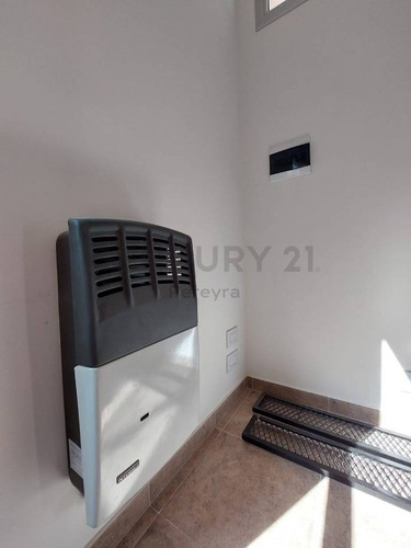 Imagen 18 de 18 de 133 Entre 70 Y 71 . Duplex En Venta, Los Hornos.-