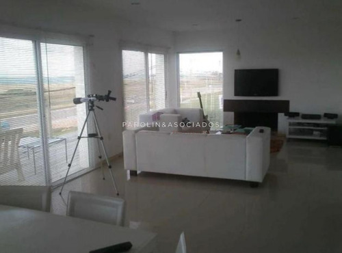 Casa En Venta De 3 Dormitorios En Punta Del Este , Manantiales - Ref: 3814