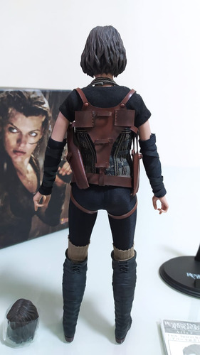 Alice Resident Evil 4 Hot Toys 1/6 Milla Jovich Mms139 (Usado)