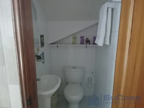 Casa De Tres Niveles Con Excelente Ubicación Cod. 13695