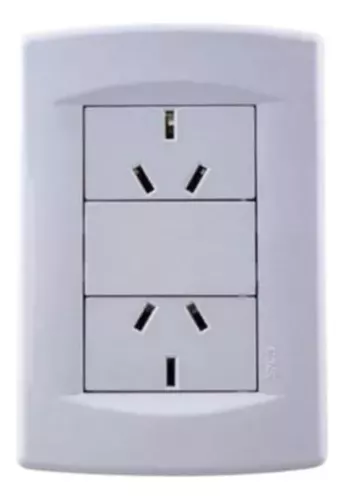 Enchufe doble e interruptor de luz de dos teclas sobre un