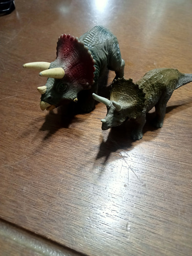2 Mini Dinosaurios Jurassic World Triceratops (Usado)
