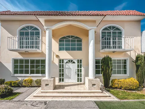 Casa En Venta Con Recámara En Planta Baja En Rincones De La Calera.