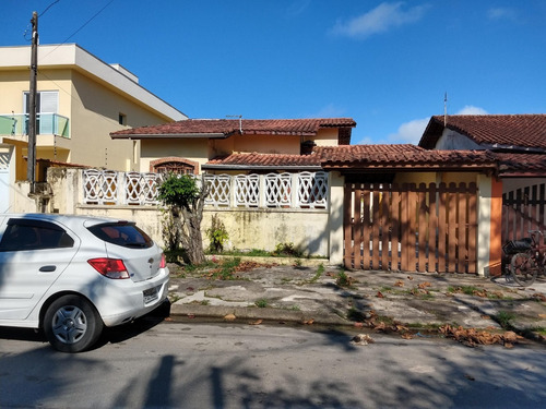 Imagem 2 de 14 de Casa Com Piscina E 3 Dormitórios Perto Da Praia!