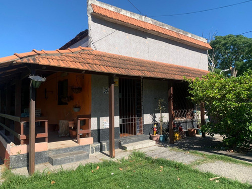 Casa En Excelente Ubicación !!!