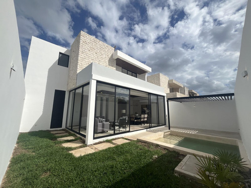 Casa En Venta Merida, Temozon Norte En Privada, Entrega Inmediata.