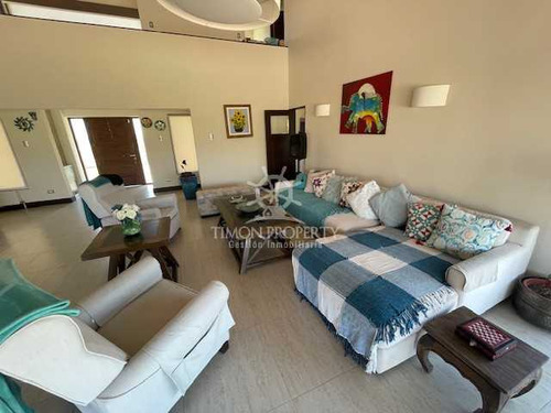 Venta Casa 1.100 Mts2, Piscina Temperada (104034)