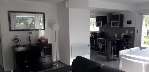 Casa En Venta - 4 Dormitorios 4 Baños - Coronel Brandsen