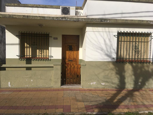 Casa En Banfield Oeste Sobre Tucumán  Al 1200