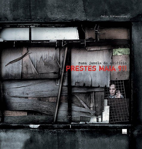 Numa janela do Edifício Prestes Maia, 911, de Bittencourt, Julio. Editorial DBA Dorea Books And Art Artes Graficas Eireli, capa dura em português, 2009