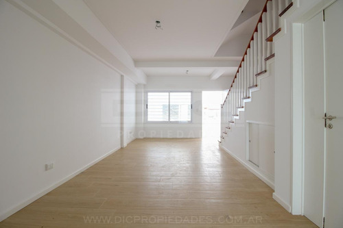 Imagen 11 de 30 de Triplex 5 Ambientes Con Jardin A Estrenar En Florida