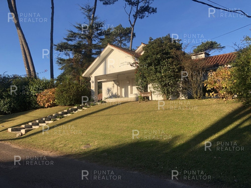 Casa En Venta En Punta Del Este, Uruguay, Excelente Ubicación 