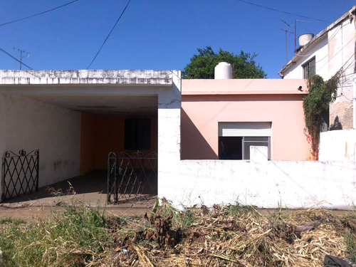 Comoda Casa Con Amplio Terreno. Y Cochera.