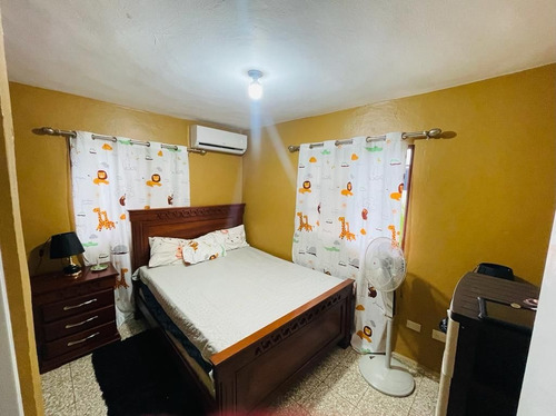Imagen 18 de 30 de Casa De 3 Niveles Con Piscina En Santo Domingo