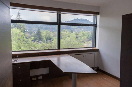 Imagen 2 de 6 de Excelente Oficina Con Linda Vista Al Parque, Edificio Icono