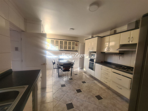 Casa En Venta De 5 Dorm. 3 Baños Mas Servicios En Las Condes