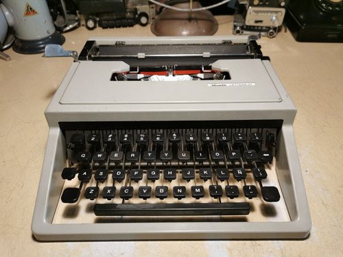 Maquina De Escribir Portátil Olivetti Lettera 31 Gris 