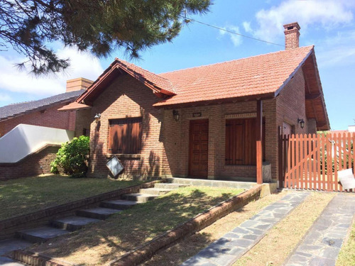 Casa En Venta - 3 Dormitorios 2 Baños - Cocheras - 520mts2 - Lucila Del Mar