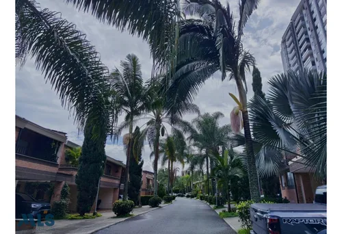 Espectacular Casa Con Áreas Amplias Y Senderos Pa...(mls#254950)