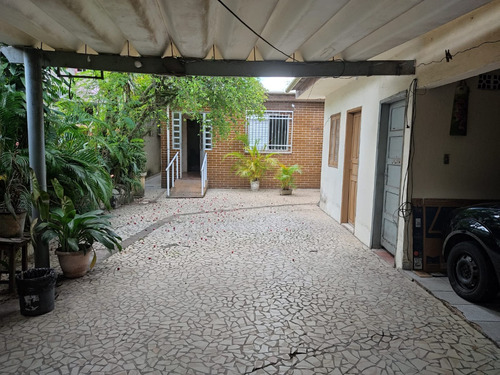 Casa Térrea Com Rampa E Corredores  Em Guarujá