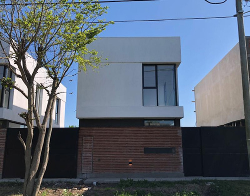 Venta Duplex A Estrenar. Lote De 8x20. 33 Esq 141