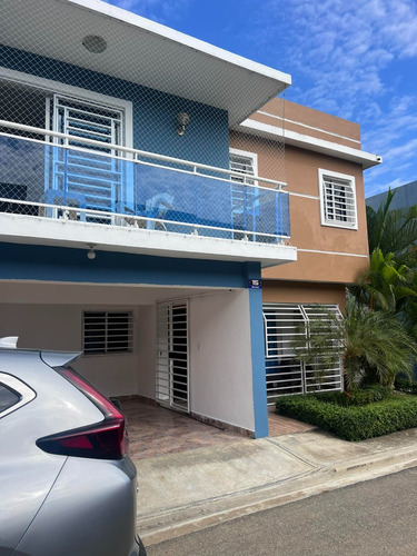 Hermosa Casa En Venta De 2 Niveles En El Residencial Alta Vista Después Del Supermercado Saomy San Cristóbal