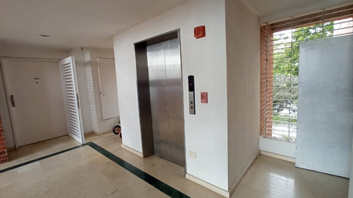 Se Alquila Apartamento Urbanizacion Loma Linda 81m2