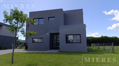 Casa En Venta Sobre Lote Interno En Barrio Ceibos Puertos