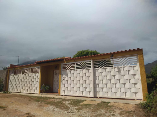 Conjunto Residencial Con 3 Apartamentos En La Mira Ic-00382