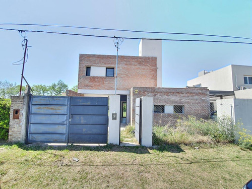 Imagen 2 de 21 de Casa De 2 Dormitorios En Venta Parrilla Jardín Roldan