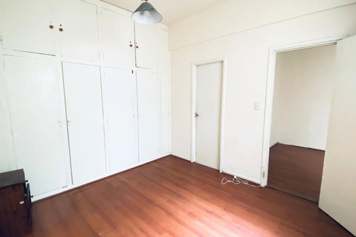 Ph De 2 Ambientes, Interno, 2do Piso Por Escalera, Muy Luminoso