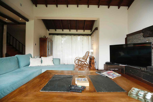 Casa De Cuatro Dormitorios, Parque Y Pileta Abril
