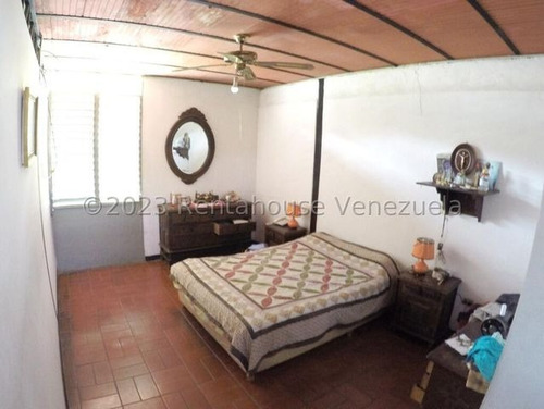 Yg Increíble Casa Con Dos Anexo, Potencial Para Remodelar Residencial O Comercial, Ubicada En Esquina Con Fácil Acceso En Venta En La Trinidad 24-1929 Ys