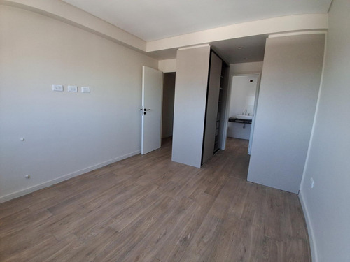 Venta De Departamento 3 Dormitorios Patio, Balcón Y Cochera