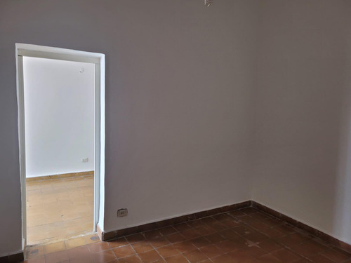 Apto Credito !!! Vendo Casa 3 Dormitorios, 6 Amb. Bº Los Naranjos (con Renta)