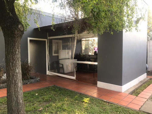 Casa Venta 4 Dormitorios 3 Baños Jardín Pileta Quincho Parrilla Cochera 280 Mts 2 -terreno 1300 Mts 2- Manuel B Gonnet