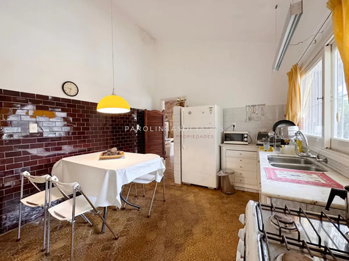 Casa De 3 Dormitorios + Dependencia De Servicio En Venta En Mansa, Punta Del Este.