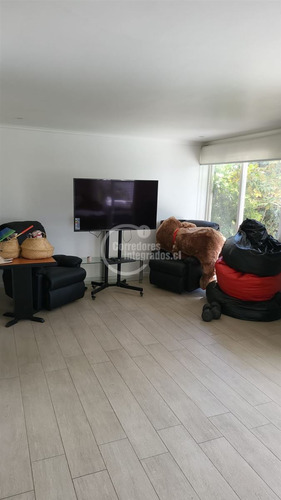 Casa En Venta De 5 Dorm. En Colina