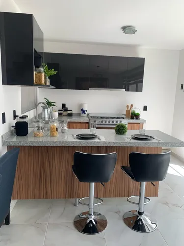 Casa En Venta Entre El Refugio Y Zibata, 3 Recamaras, 2.5 Baños, Alberca, S.24.7