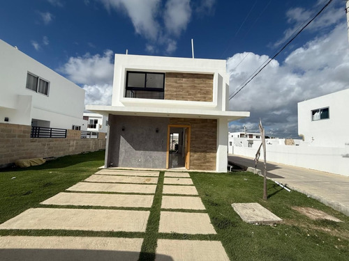 Casa En Venta En Punta Cana, Residencial Primaveral 2, Excelente Ubicación, Con Piscina, 2 Habitaciones