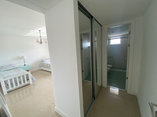 Imagen 21 de 28 de Venta - Apartamento 2 Dormitorios + Servicio Completo, Parada 18 De La Mansa, Punta Del Este.