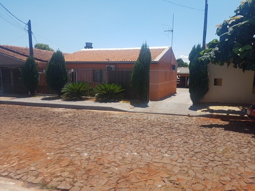 2 Casas No Mesmo Patio Com Muros Altos Separando