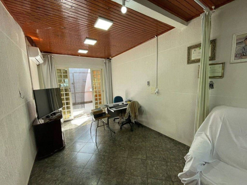 2 Casas No Mesmo Patio Com Muros Altos Separando