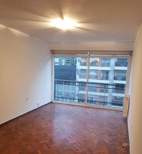 Departamento En Piso Medio, Próximo A Shopping Punta Carretas, Garaje Fijo